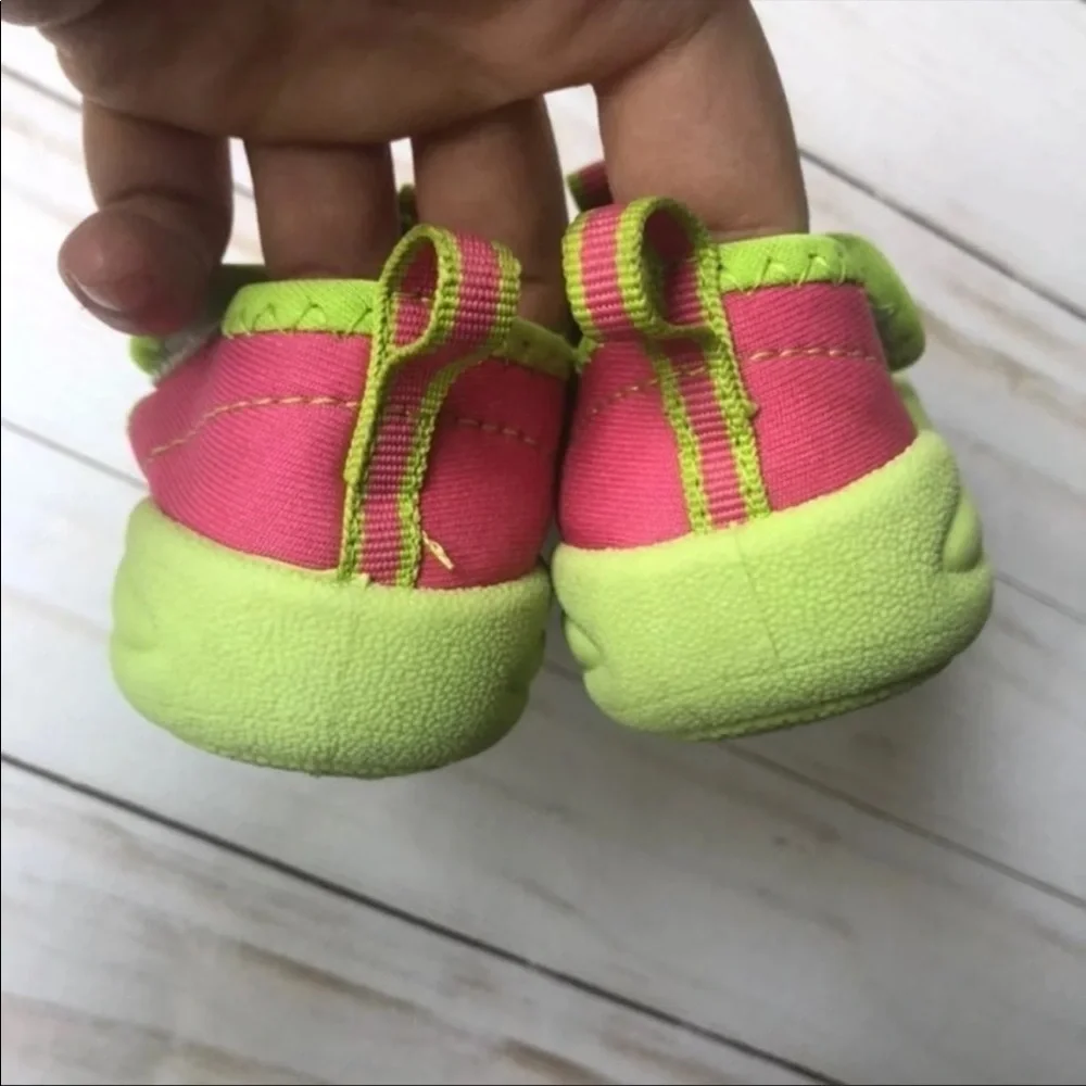 Size small 5/6. Speedo water shoes